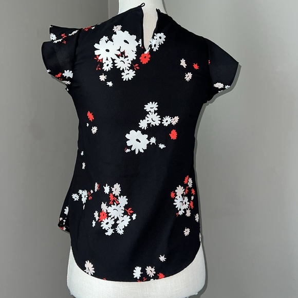 Ann Taylor Petite XXS Ruffle short sleeve black with flowers - Picture 4 of 5
